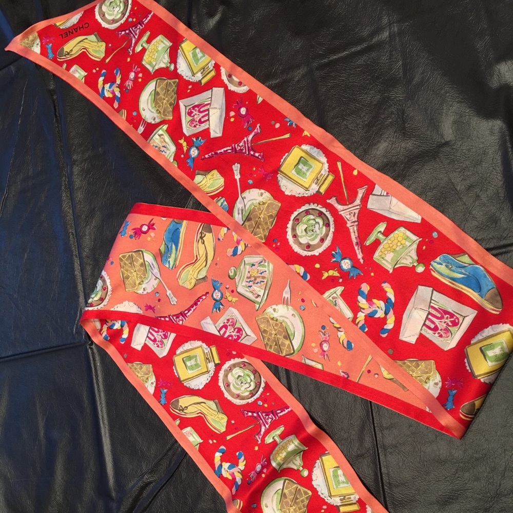 Vintage Chanel Scarf - reversible and authentic - Picture 4 of 4